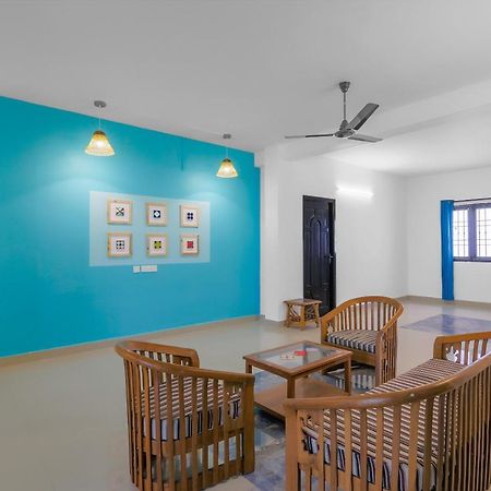 Oyo 79233 Hotel Hive Stays Kochi Bagian luar foto