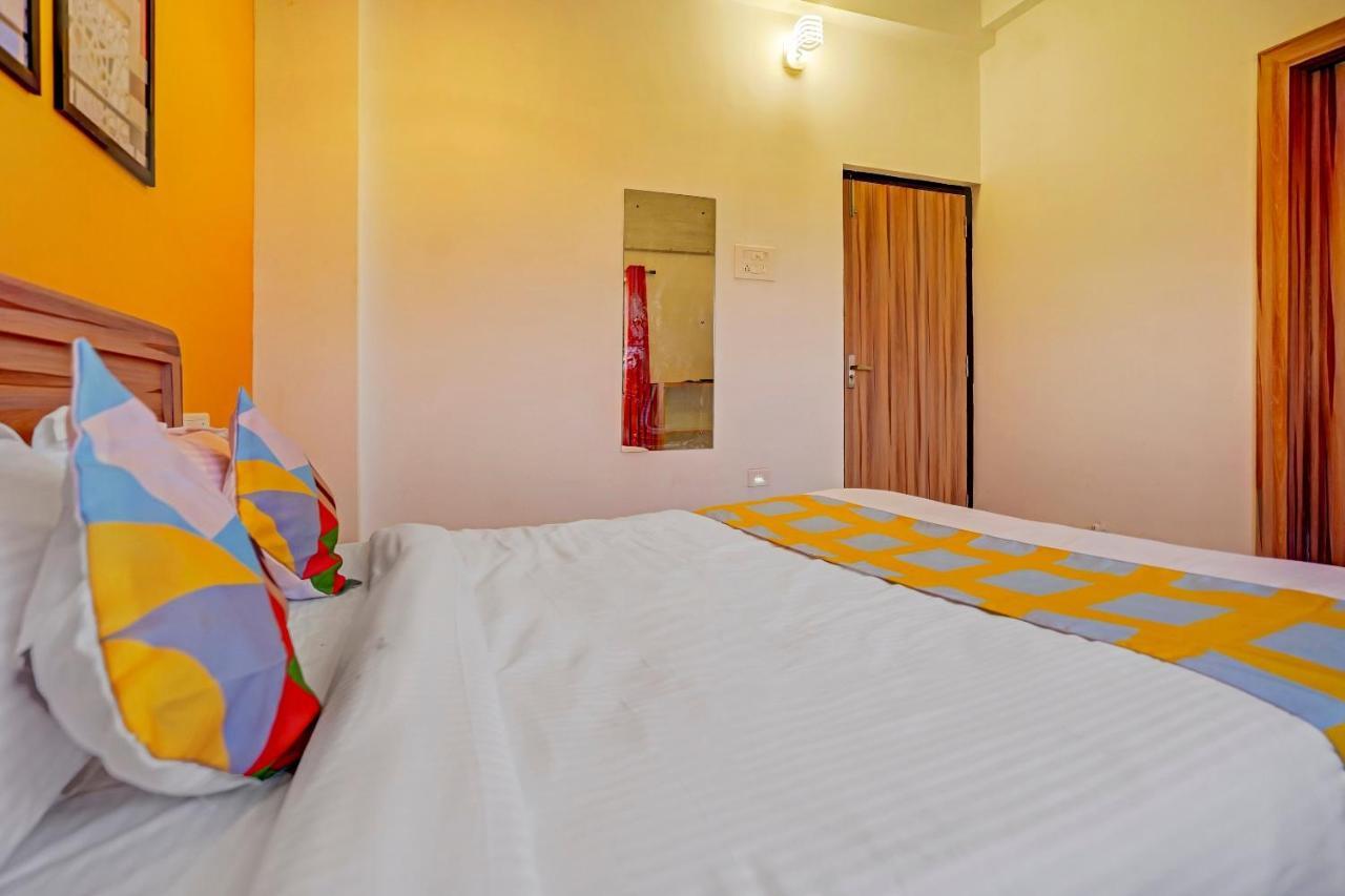 Oyo 79233 Hotel Hive Stays Kochi Bagian luar foto
