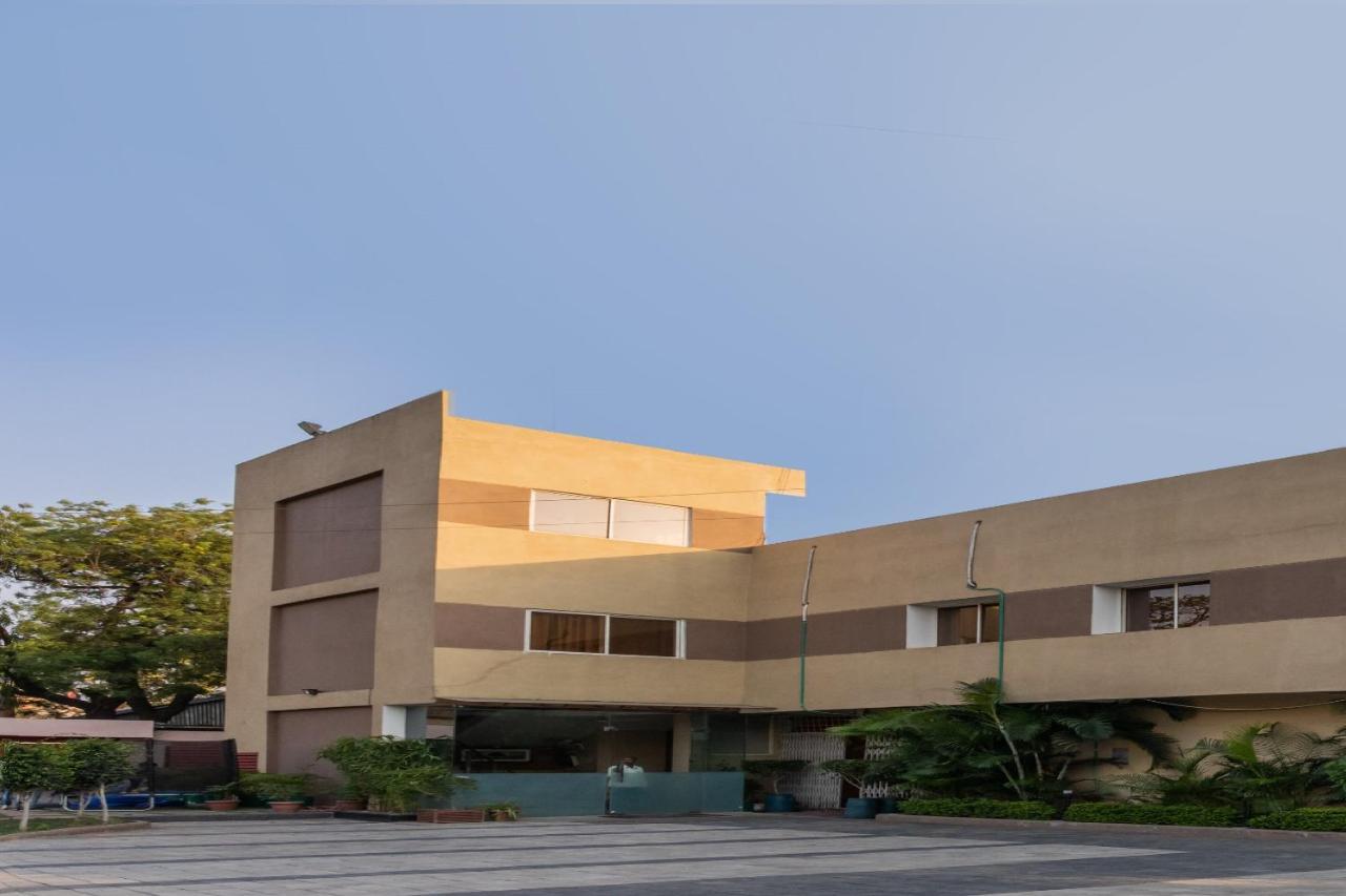 Oyo 79233 Hotel Hive Stays Kochi Bagian luar foto