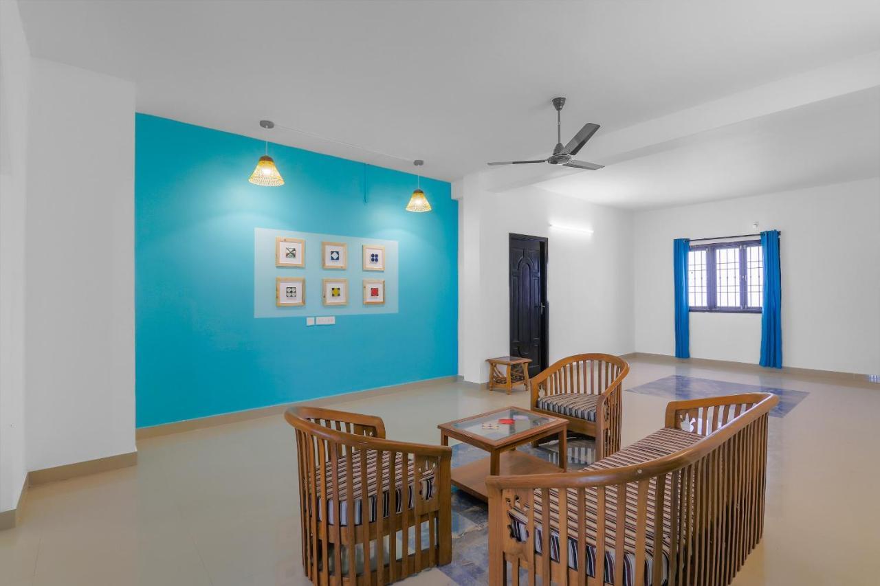 Oyo 79233 Hotel Hive Stays Kochi Bagian luar foto