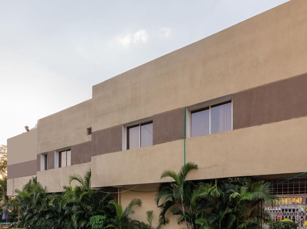 Oyo 79233 Hotel Hive Stays Kochi Bagian luar foto