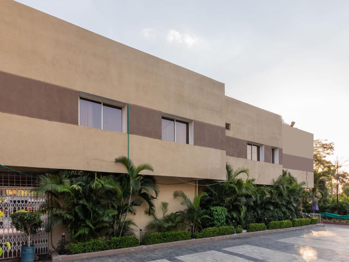Oyo 79233 Hotel Hive Stays Kochi Bagian luar foto
